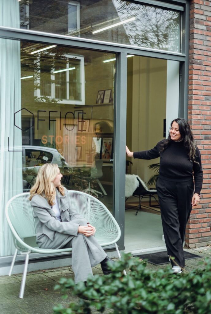 Charlotte-en-stagiaire-buiten-doet-de-deur-open
